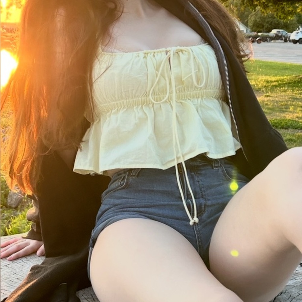 Urban outfitters Sophia soft yellow peplum top - size M - Picture 2 of 8
